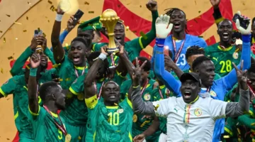 حفيظ دراجي يهاجم.. موقف فيفا وكاف من تتويج السنغال يثير جدلاً واسعاً